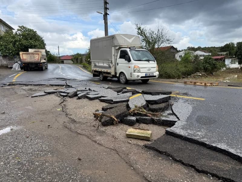 Sakarya'nın Karasu ilçesinde kuvvetli sağanak yağış sonrası baraj sularının taşmasıyla sular altında kalan Darıçayırı Ma