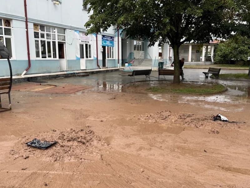 Sakarya'nın Karasu ilçesinde kuvvetli sağanak yağış sonrası baraj sularının taşmasıyla sular altında kalan Darıçayırı Ma