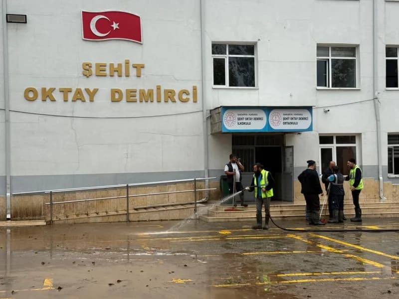 Sakarya'nın Karasu ilçesinde kuvvetli sağanak yağış sonrası baraj sularının taşmasıyla sular altında kalan Darıçayırı Ma
