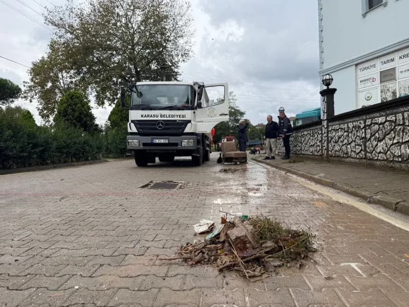 Sakarya'nın Karasu ilçesinde kuvvetli sağanak yağış sonrası baraj sularının taşmasıyla sular altında kalan Darıçayırı Ma