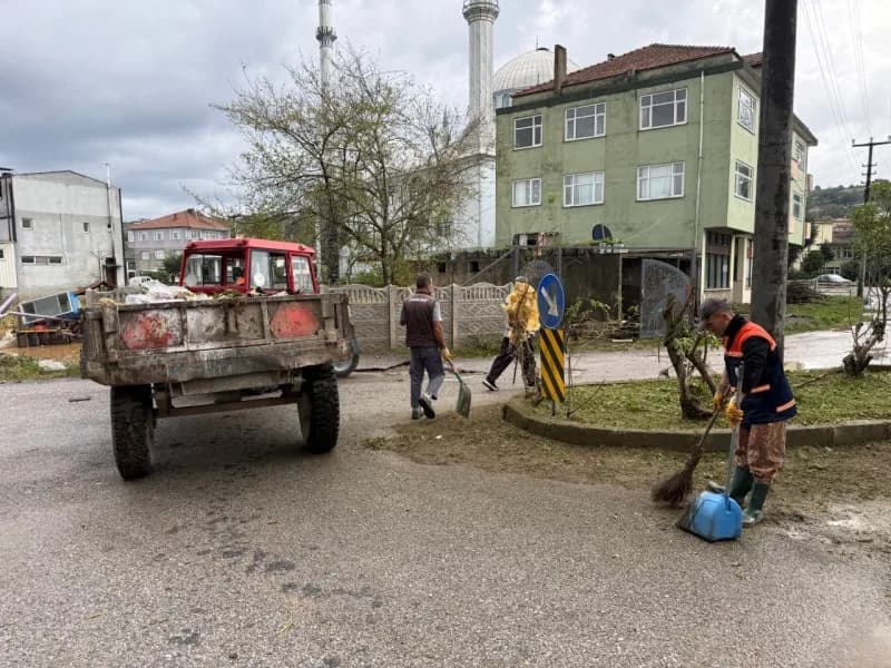 Sakarya'nın Karasu ilçesinde kuvvetli sağanak yağış sonrası baraj sularının taşmasıyla sular altında kalan Darıçayırı Ma