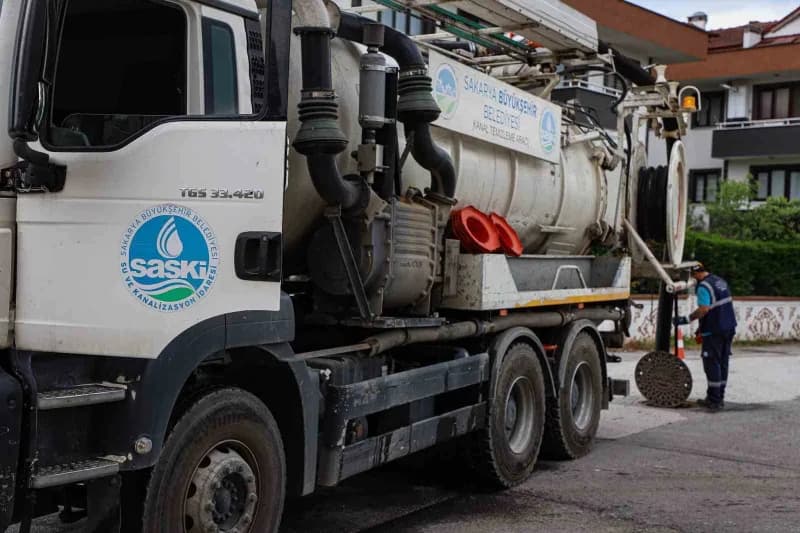 Sakarya’nın kuzey ilçelerinde gece saatlerinde etkili olan sağanak yağış sonrası altyapı ekiplerinin çalışması