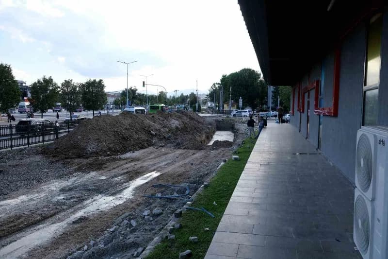 Sakarya'da şehrin merkezini bölen tren geçitlerini ortadan kaldırarak bölgeye nefes aldıracak ‘Ray Dönüşümü ve Yeşil Kor