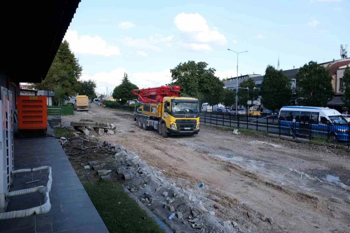 Sakarya şehir merkezinde ray söküm ve kazı çalışmalarının devam ettiği alan