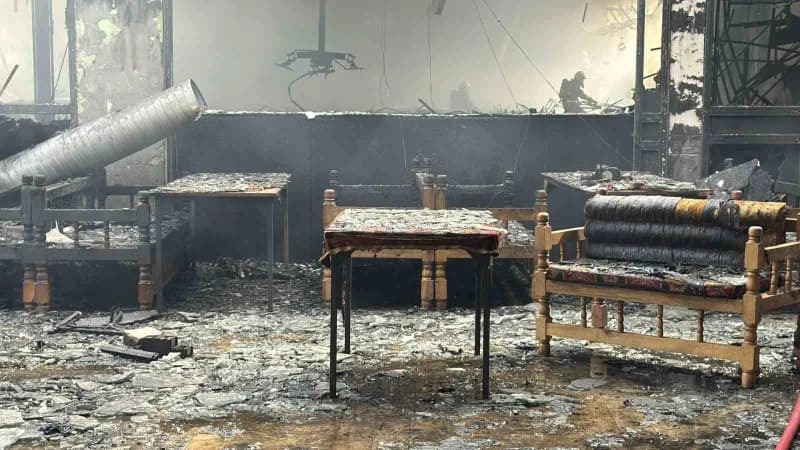 Sakarya'nın Serdivan ilçesinde alevlere teslim olan restoranı söndürmek için ekipler seferber oldu. Uzun uğraşlar netice
