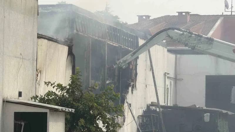 Sakarya'nın Serdivan ilçesinde alevlere teslim olan restoranı söndürmek için ekipler seferber oldu. Uzun uğraşlar netice