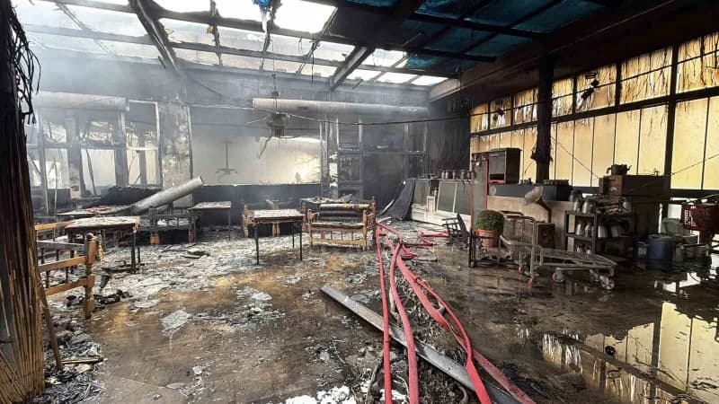 Sakarya'nın Serdivan ilçesinde alevlere teslim olan restoranı söndürmek için ekipler seferber oldu. Uzun uğraşlar netice