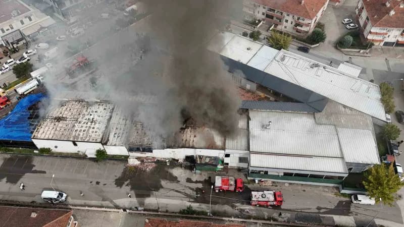 Sakarya'nın Serdivan ilçesinde alevlere teslim olan restoranı söndürmek için ekipler seferber oldu. Uzun uğraşlar netice
