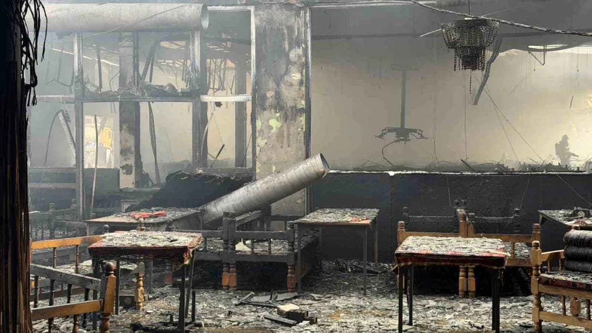 Sakarya'nın Serdivan ilçesinde alevlere teslim olan restoranı söndürmek için ekipler seferber oldu. Uzun uğraşlar netice