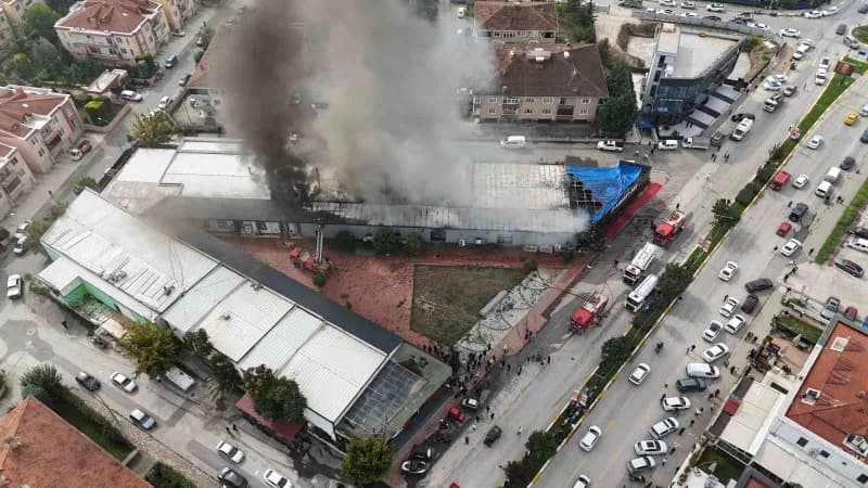 Sakarya'nın Serdivan ilçesinde alevlere teslim olan restoranı söndürmek için ekipler seferber oldu. Uzun uğraşlar netice