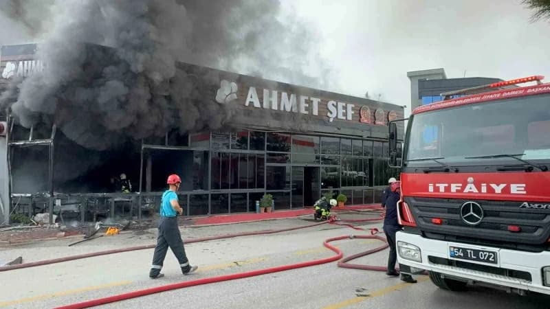 Sakarya’nın Serdivan ilçesinde bir restoran alevlere teslim oldu. Yangının kısa sürede büyümesi üzerine olay yerine çok