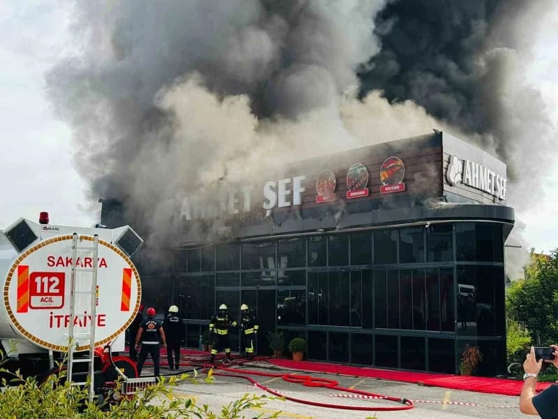 Sakarya’nın Serdivan ilçesinde bir restoran alevlere teslim oldu. Yangının kısa sürede büyümesi üzerine olay yerine çok