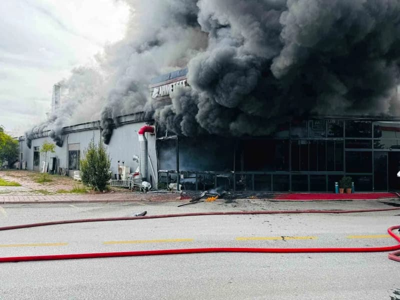 Sakarya’nın Serdivan ilçesinde bir restoran alevlere teslim oldu. Yangının kısa sürede büyümesi üzerine olay yerine çok
