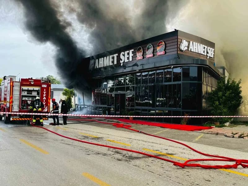 Sakarya’nın Serdivan ilçesinde bir restoran alevlere teslim oldu. Yangının kısa sürede büyümesi üzerine olay yerine çok