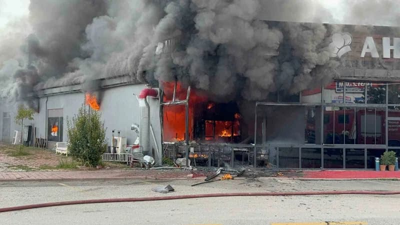 Sakarya’nın Serdivan ilçesinde bir restoran alevlere teslim oldu. Yangının kısa sürede büyümesi üzerine olay yerine çok