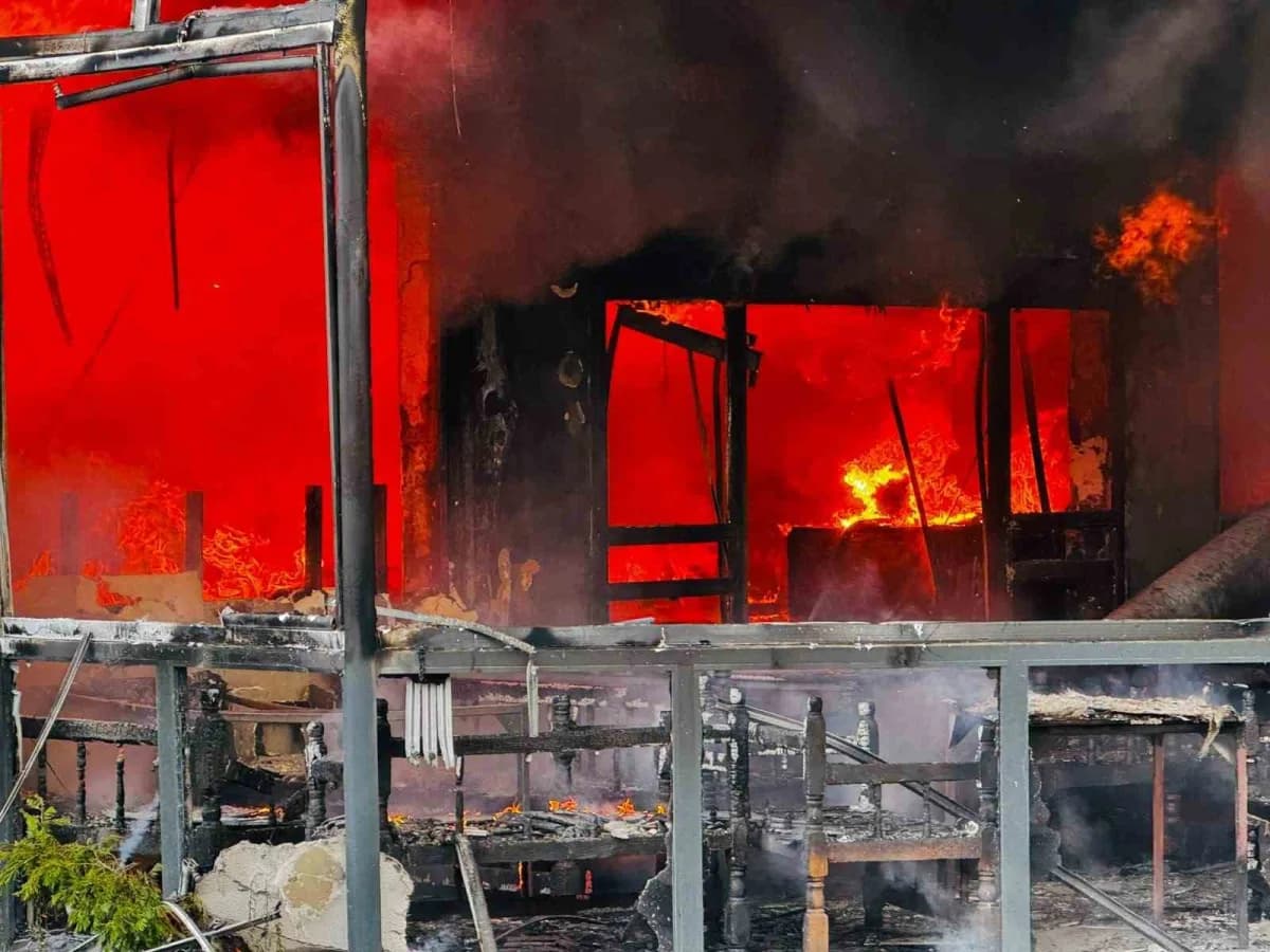 Sakarya Serdivan’da bir restoranda çıkan yangına itfaiye ekipleri müdahale ediyor