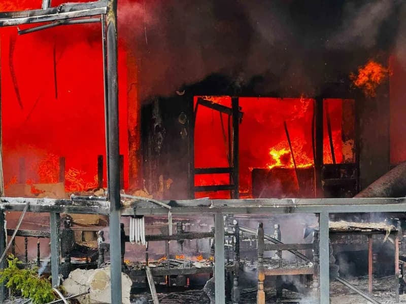 Sakarya Serdivan’da bir restoranda çıkan yangına itfaiye ekipleri müdahale ediyor