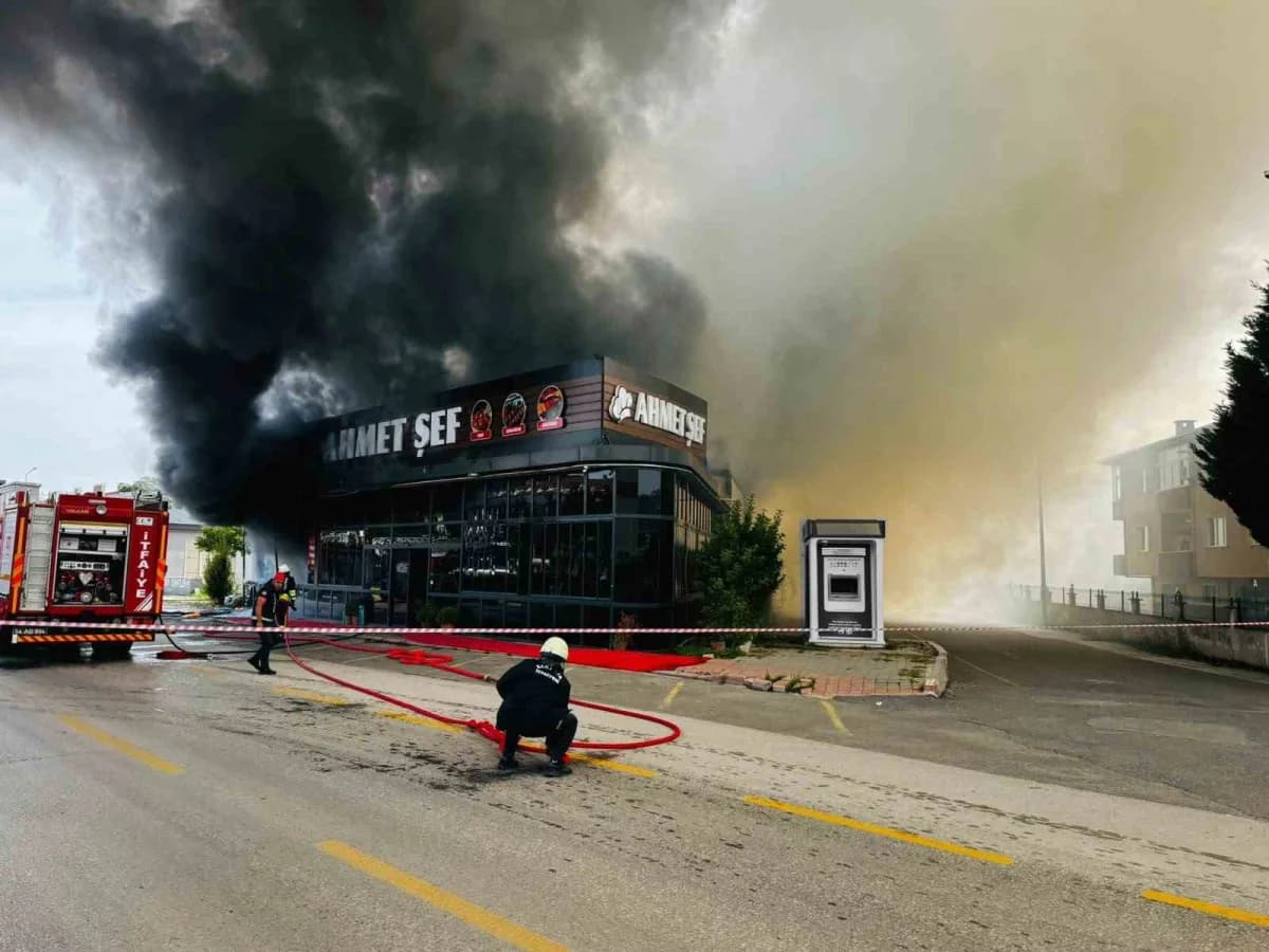 Sakarya’nın Serdivan ilçesinde bir restoran alevlere teslim oldu. Yangının kısa sürede büyümesi üzerine olay yerine çok