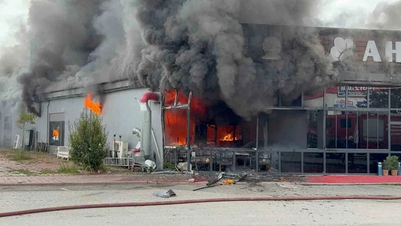 Sakarya’nın Serdivan ilçesinde bir restoran alevlere teslim oldu. Yangının kısa sürede büyümesi üzerine olay yerine çok