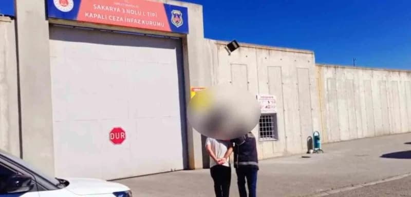 Sakarya merkezli 4 ilde suç örgütüne yönelik operasyon sırasında polis ekipleri çalışma yapıyor
