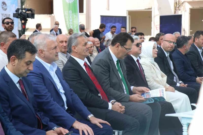 Sakarya'da hayata geçirilen "Tığcılar Mahallesi 1. Etap Kentsel Dönüşüm Projesi" çerçevesinde ilk binanın yıkımı törenle