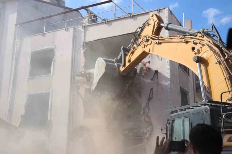 İlk kepçenin vurulduğu anlar