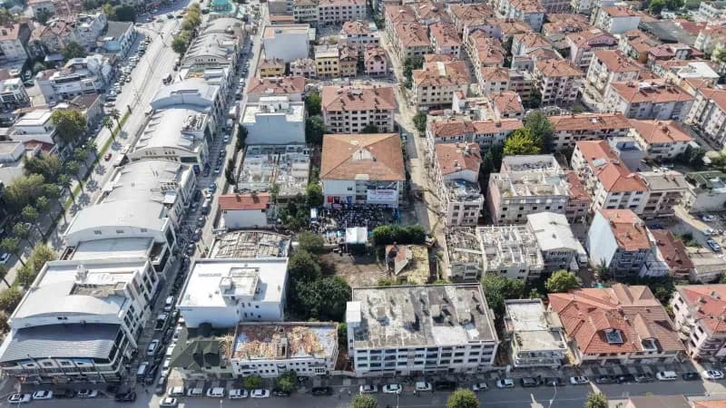 Sakarya Tığcılar Mahallesi’nde 1999 Marmara Depremi hasarlı binaların yıkım töreninden iş makineleri çalışırken görüntü
