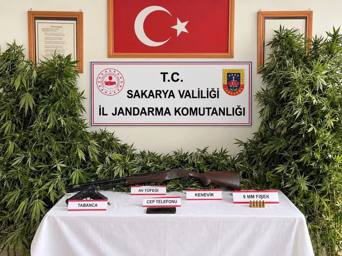 Sakarya jandarma ekipleri uyuşturucu operasyonu sırasında ele geçirilen maddelerle poz veriyor