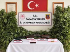 Sakarya jandarma ekipleri uyuşturucu operasyonu sırasında ele geçirilen maddelerle poz veriyor