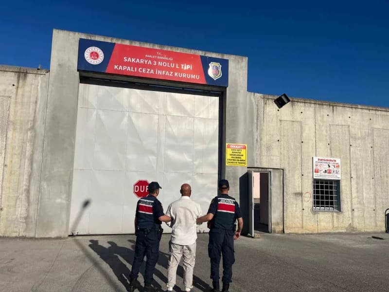 Sakarya’nın Pamukova, Karasu ve Kocaali ilçelerinde Jandarma ekiplerince düzenlenen uyuşturucu operasyonlarında gözaltın