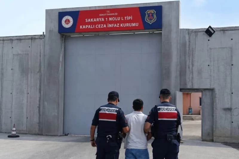 Sakarya’nın Pamukova, Karasu ve Kocaali ilçelerinde Jandarma ekiplerince düzenlenen uyuşturucu operasyonlarında gözaltın