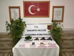 Sakarya’da jandarma ekiplerinin uyuşturucu operasyonunda ele geçirilen maddeler ve silahlar