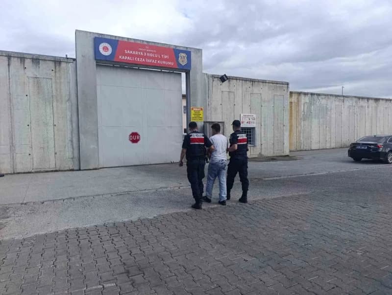 Sakarya’nın Pamukova, Karasu ve Kocaali ilçelerinde Jandarma ekiplerince düzenlenen uyuşturucu operasyonlarında gözaltın