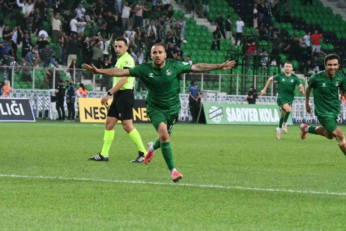Sakaryaspor futbolcuları TFF 2. Lig maçında galibiyet sevinci yaşıyor