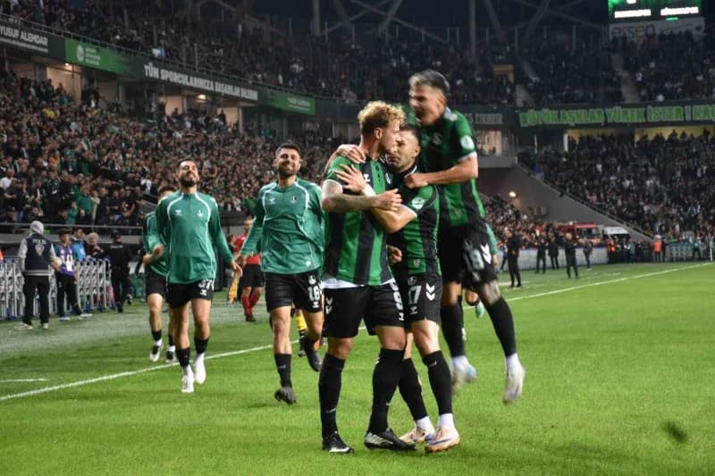 TFF 2. Lig Kırmızı Grup'un 4. Haftasında Sakaryaspor, sahasında Kütayha Futbol Spor Kulübü'nü 2-0 mağlup etti.