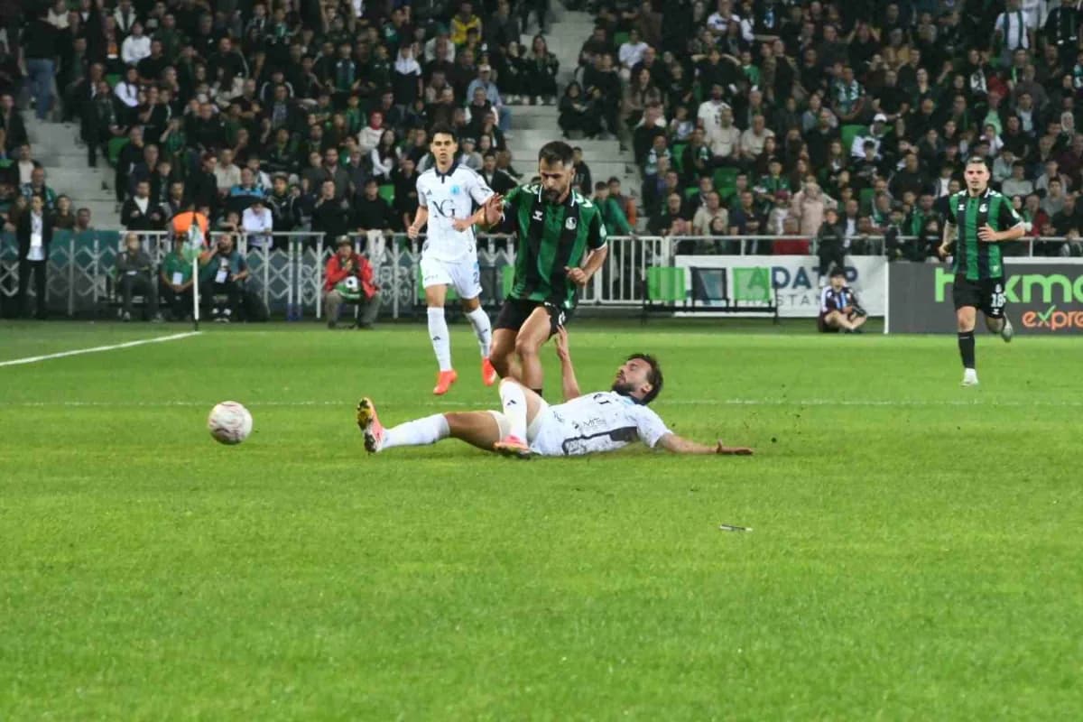 Sakaryaspor ile Kütahya Futbol Spor Kulübü arasında Sakarya Atatürk Stadı'nda oynanan TFF 2. Lig maçından bir görüntü