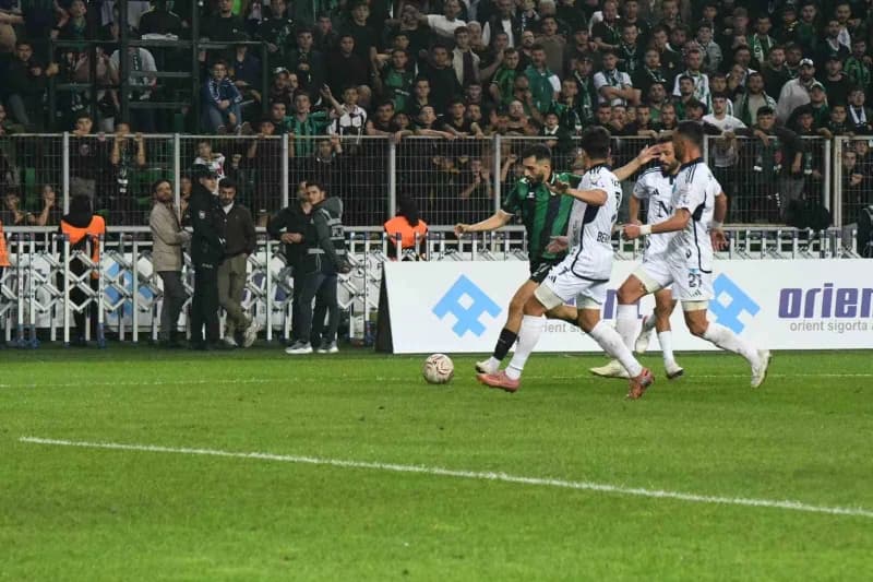 TFF 2. Lig Kırmızı Grup'un 4. Haftasında Sakaryaspor, sahasında Kütayha Futbol Spor Kulübü'nü 2-0 mağlup etti.