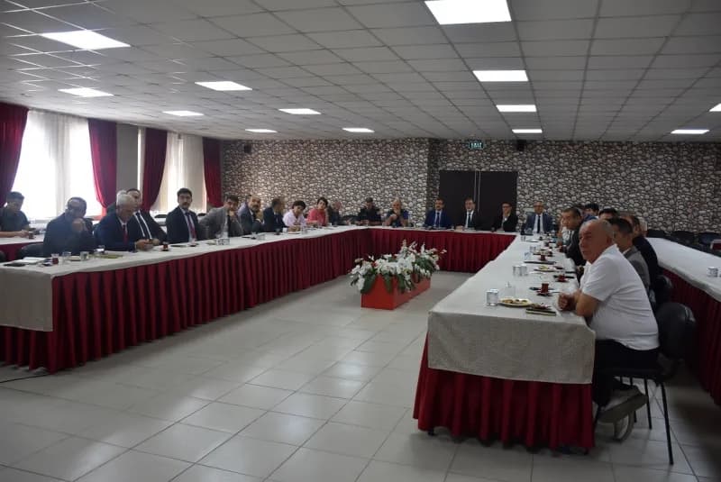 Manisa’nın Salihli ilçesinde, ilçede yürütülen ve planlanan kamu yatırımları ile projelerin son durumu, düzenlenen topla