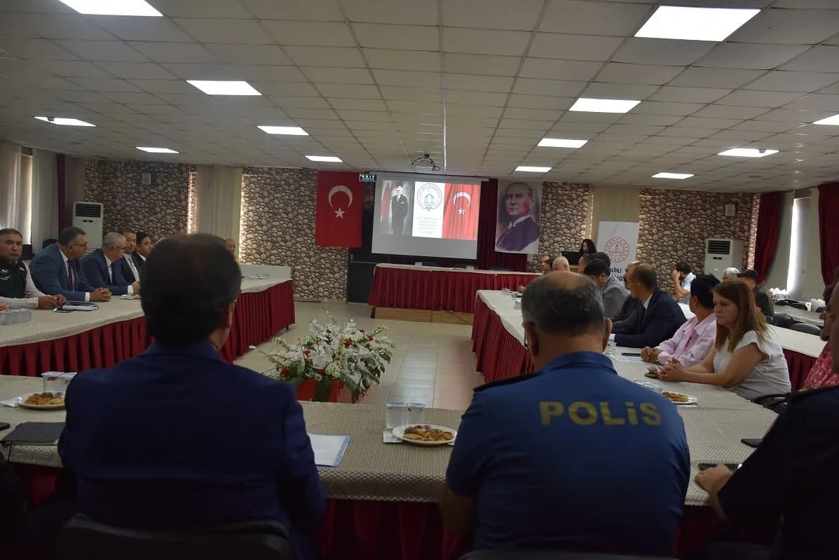 Manisa’nın Salihli ilçesinde, ilçede yürütülen ve planlanan kamu yatırımları ile projelerin son durumu, düzenlenen topla