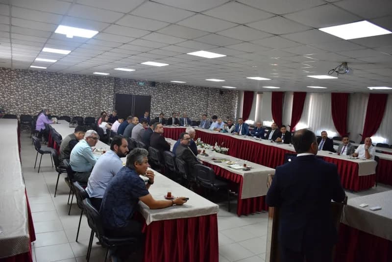 Manisa’nın Salihli ilçesinde, ilçede yürütülen ve planlanan kamu yatırımları ile projelerin son durumu, düzenlenen topla