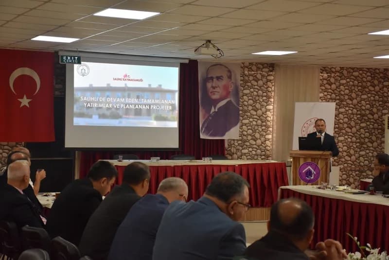Manisa’nın Salihli ilçesinde, ilçede yürütülen ve planlanan kamu yatırımları ile projelerin son durumu, düzenlenen topla