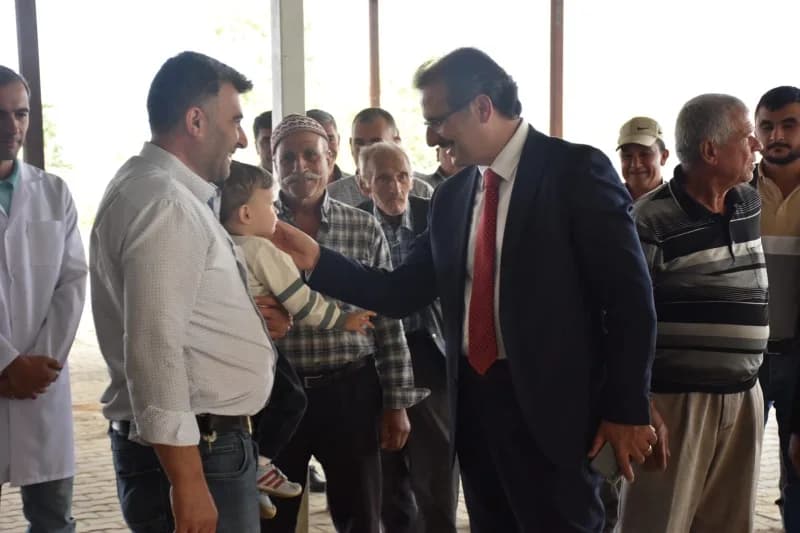 Salihli Kaymakamı Ali Güldoğan, mahalle ziyaretleri kapsamında Karaağaç ve Çelikli mahallelerini ziyaret ederek vatandaş