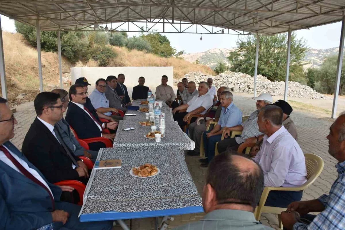 Salihli Kaymakamı Ali Güldoğan, mahalle ziyaretleri kapsamında Karaağaç ve Çelikli mahallelerini ziyaret ederek vatandaş