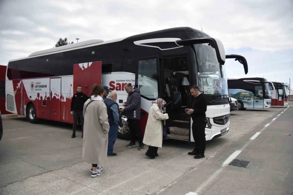 Samsun Büyükşehir Belediyesi SAMAIR otobüsleri Samsun Çarşamba Havalimanı önünde yolcu taşıyor