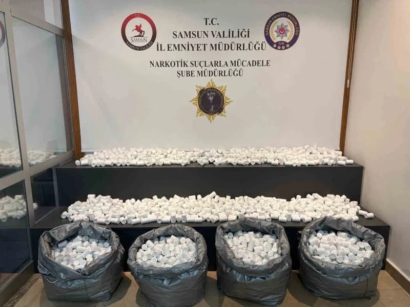 Samsun Atakum ilçesinde düzenlenen uyuşturucu operasyonunda ele geçirilen sentetik ecza haplar