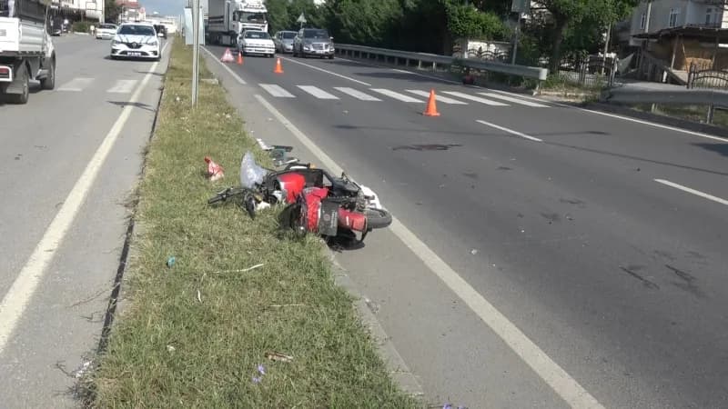 Bafra ilçesinde 17 yaşındaki çocuğun kullandığı motosiklet ile elektrikli bisikletin çarpıştığı kazada 2 kişi yaralandı