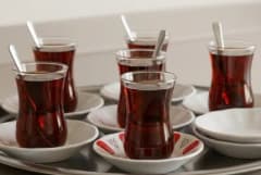 Samsun’da kahvehane önünde çay bardakları ve çay servisi