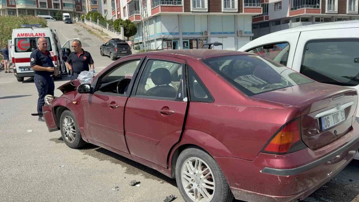 İlkadım ilçesinde otomobil ile hafif ticari aracın çarpıştığı kazada 2 kişi yaralandı