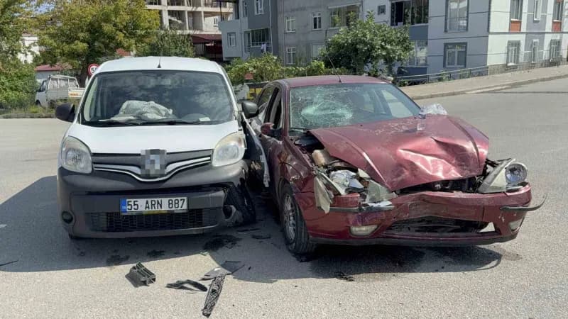 İlkadım ilçesinde otomobil ile hafif ticari aracın çarpıştığı kazada 2 kişi yaralandı
