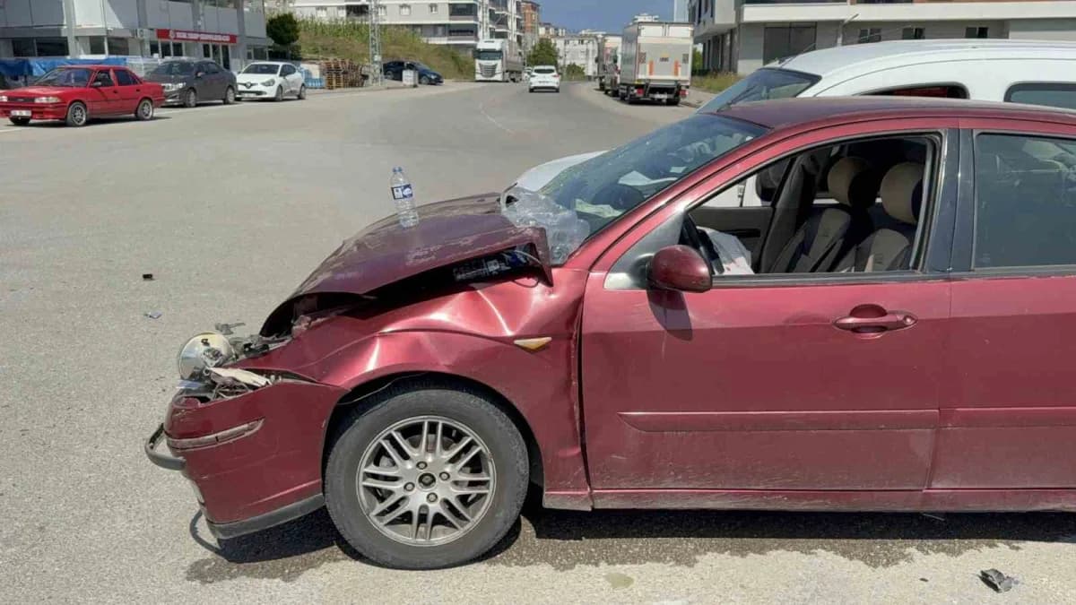 Samsun İlkadım'da otomobil ile hafif ticari aracın çarpıştığı trafik kazası sonrası olay yeri
